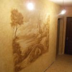 коридор с рисунком на стене