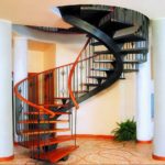 винтовая лестница с комбинированным цветом
