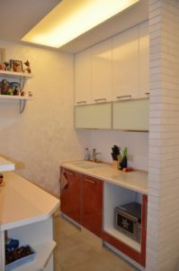 зонирование пространства кухни и коридора