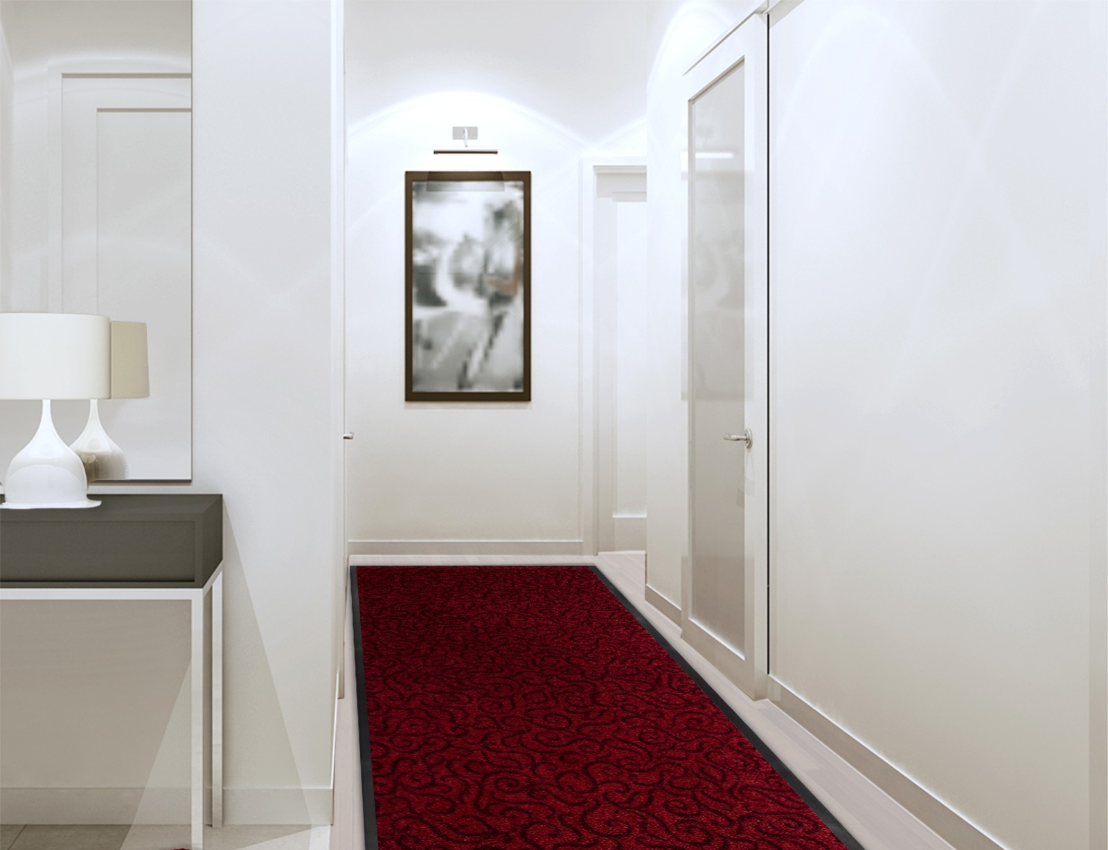 Красный коврик в коридоре