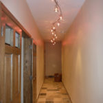 узкий коридор с лампочками