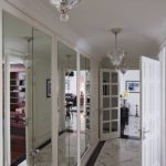 освещение коридоре с зеркальными шкафами