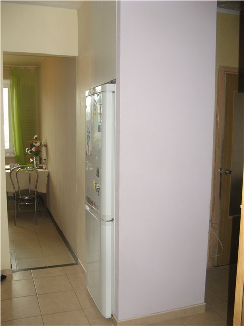 Холодильник в коридоре в панельном доме