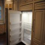 встроенный холодильник в классическом стиле