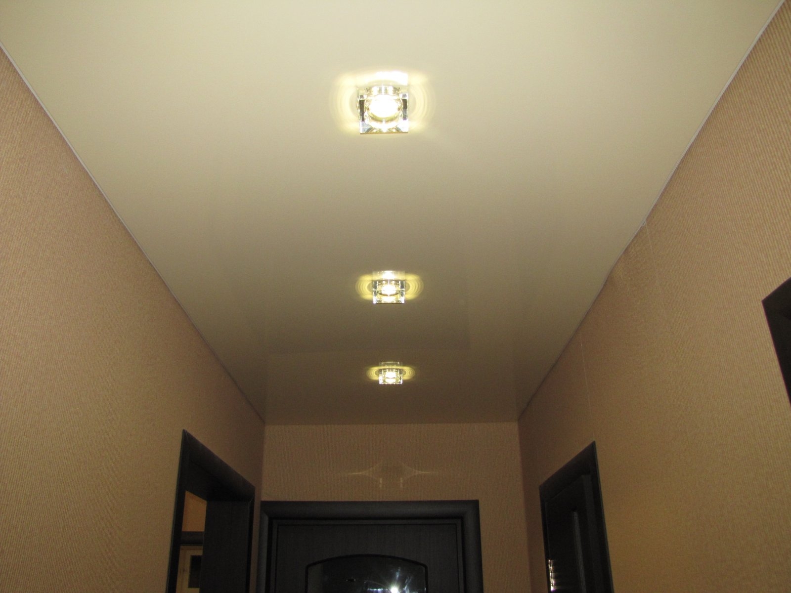 лампы на белом натяжном потолке в прихожей 
